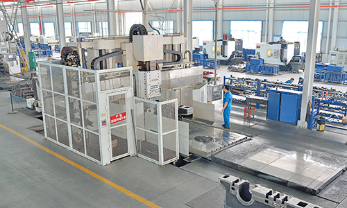 يقوم مركز Okuma Five-Side Gantry Machining Center بمعالجة مصنع آلات النجارة الخشبية